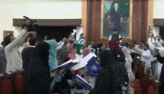 Khyber Pakhtunkhwa Governor Faisal Karim Kundi administers oath to 25 oppositions reserved seats MPAs in KP Assembly, Peshawar, July 20, 2025. — Screengrab via YouTube/Geo News