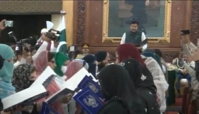 Khyber Pakhtunkhwa Governor Faisal Karim Kundi administers oath to 25 oppositions reserved seats MPAs in KP Assembly, Peshawar, July 20, 2025. — Screengrab via YouTube/Geo News