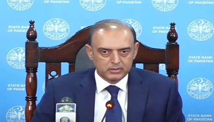 State Bank of Pakistan Governor Jameel Ahmed (centre) is addressing the media following the Monetary Policy Committee meeting on July 30, 2025. — Screengrab via Geo News